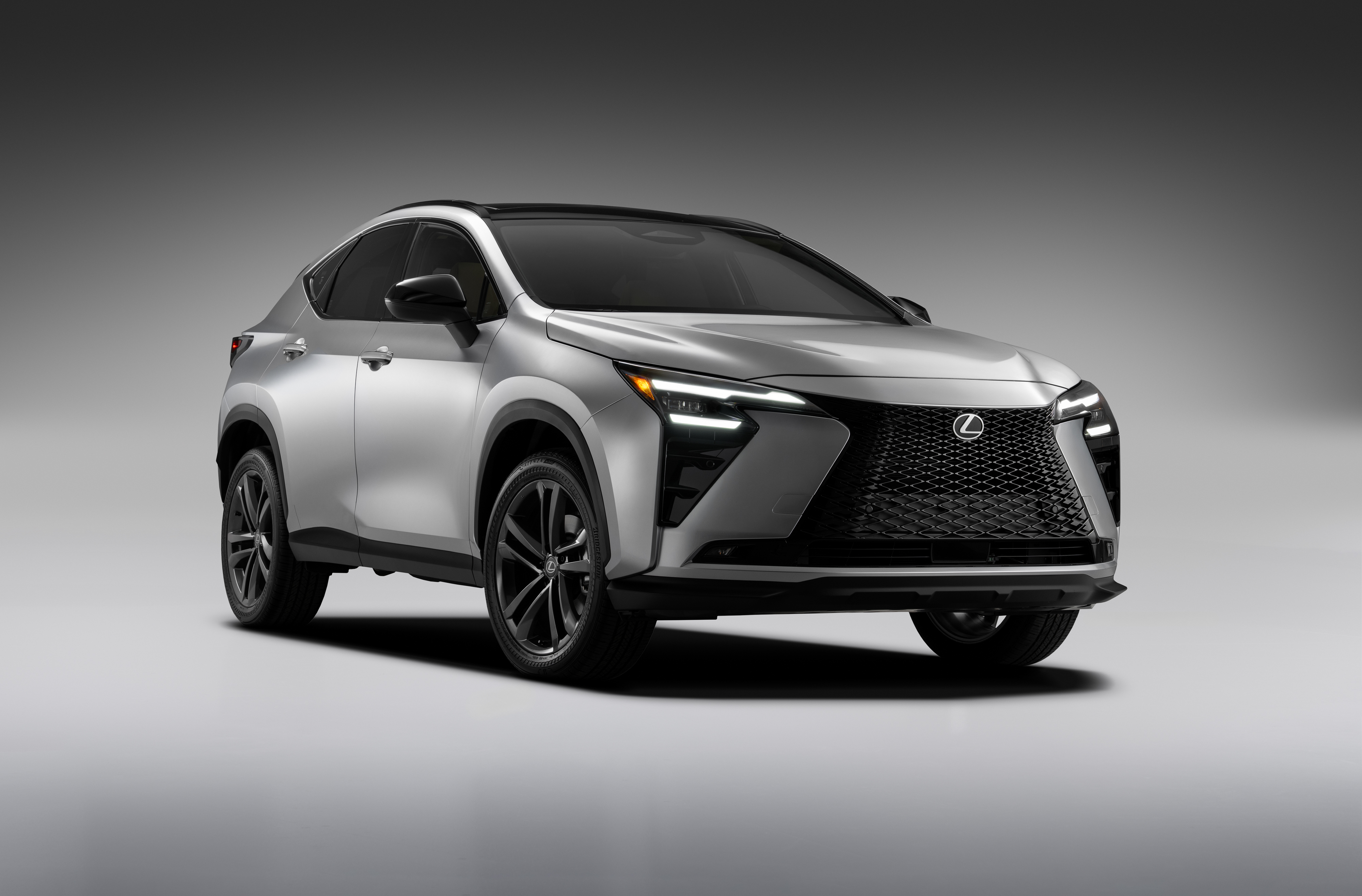 Vista frontal del nuevo Lexus NX 350h 2027