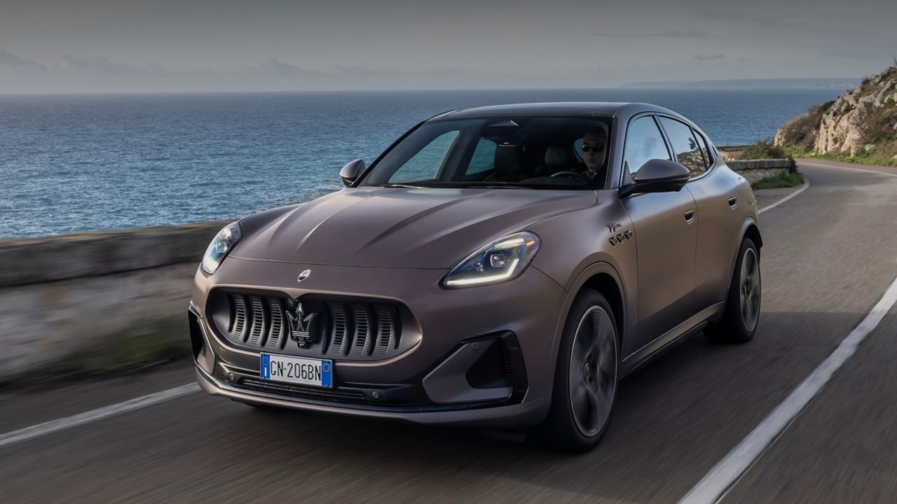 Maserati Grecale Folgore circulando junto al mar
