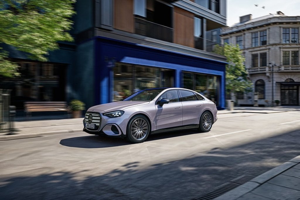 Mercedes-Benz C 300 4MATIC eléctrico en movimiento