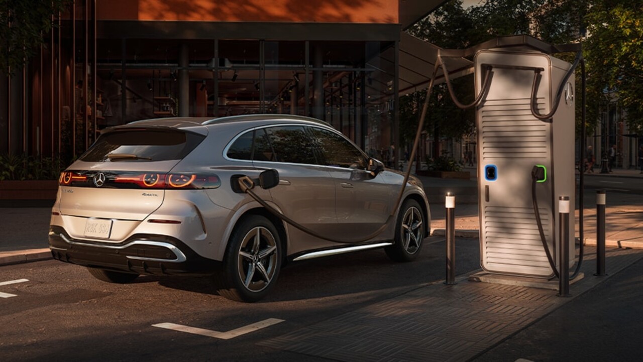 Mercedes-Benz GLC eléctrica conectada a un cargador