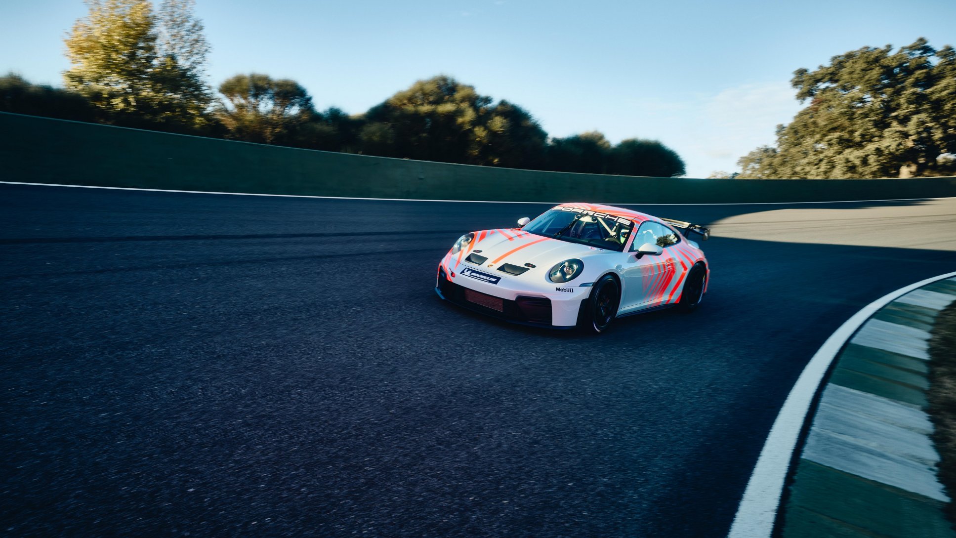 Porsche 911 Challenge 2027 en pista, fotografía oficial Porsche